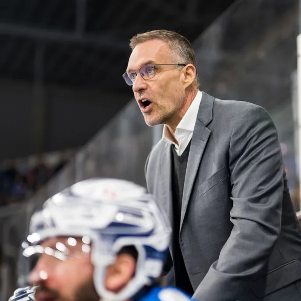 Gerry Fleming gibt Kommandos an seine Spieler. 
