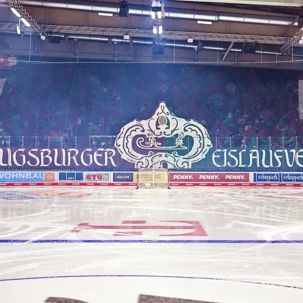 Das Bild einer Choreo in der Fankurve des Curt-Frenzel-Stadions. 