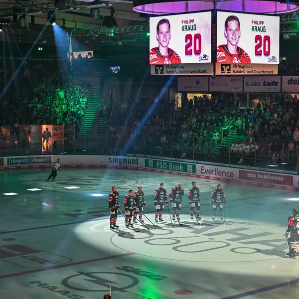 Die Einlaufshow der Augsburger Panther vor einem Heimspiel. 