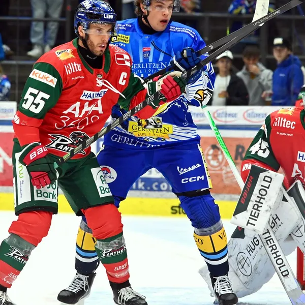 Ryan Button im Zweikampf beim Spiel gegen den EC VSV in der Vorbereitung 2026. 