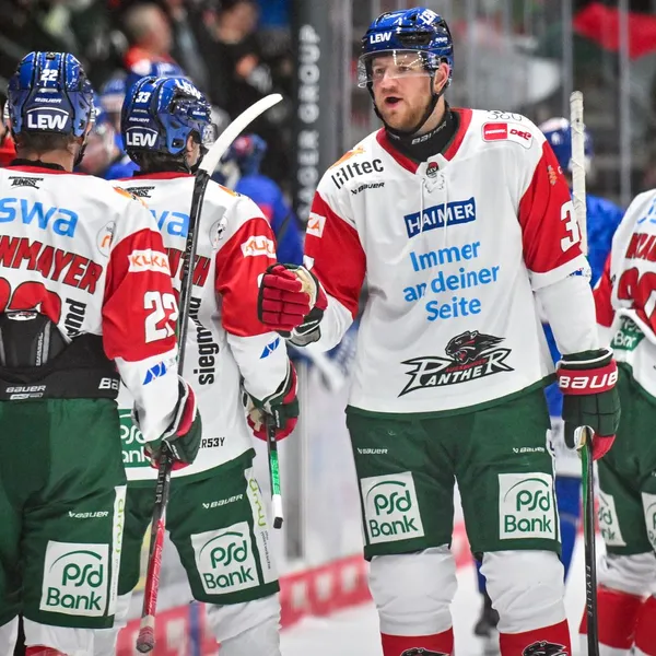 Torjubel der Augsburger Panther nach einem Treffer gegen den EHC Kloten im heimischen CFS. 