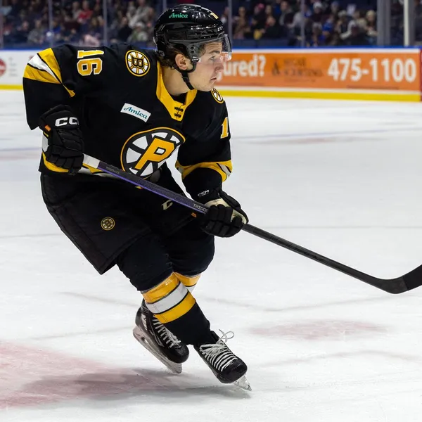 Luke Toporowski während eines AHL-Spiels im Trikot der Providence Bruins. 