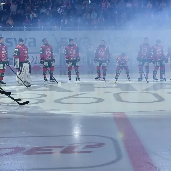 Die Mannschaft der Augsburger Panther bei der Intro-Show vor einem Heimspiel. 